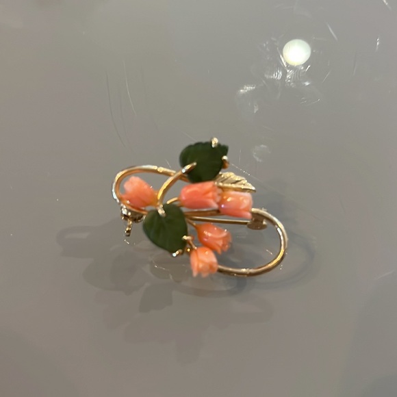 Jade and Coral pin - Picture 4 of 4